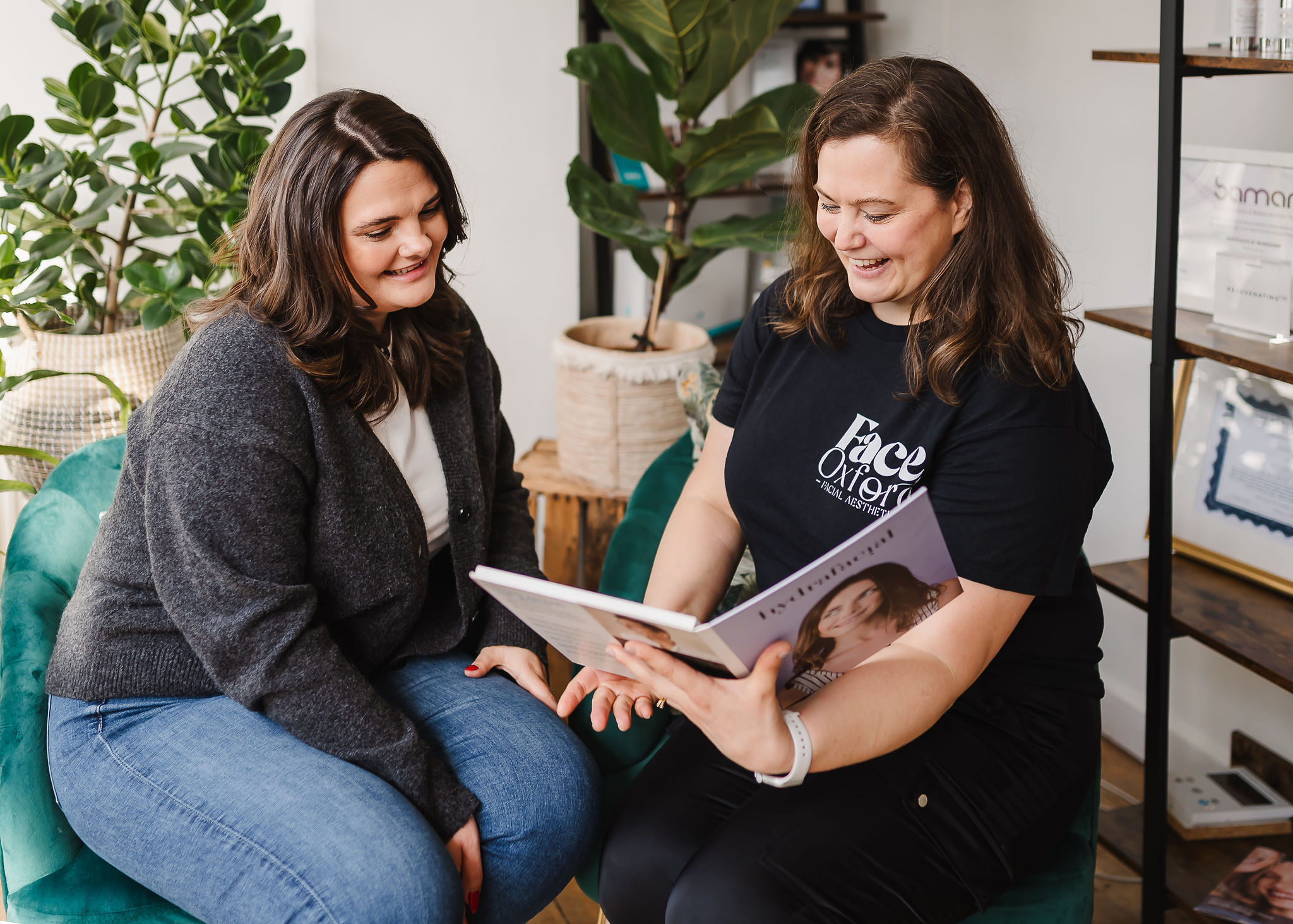 Nurse Prescriber Kat Cane in a consultation with a patient at Walton Street Wellness in Jeicho, Oxford